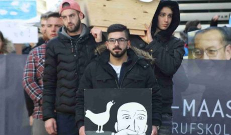300 People Protest for Liu Xiaobo: German Teachers and Students Carrying a Coffin on International Human Rights Day -- Appealing to Free Liu Xia