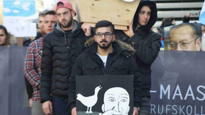 300-Person Protest in Support of Liu Xiaobo: German Teachers and Students Carrying a Coffin on Human Rights Day – Calling for the Release of Liu Xia