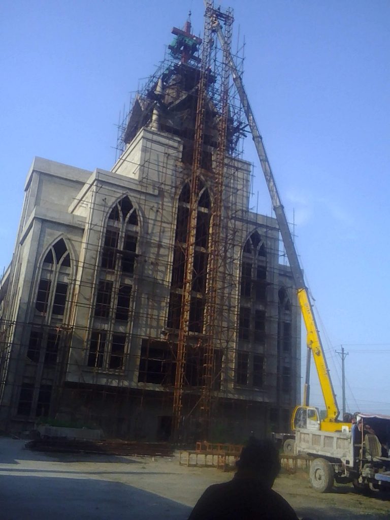 The forcible removal of cross of Shenjiagang Church in Long’an, Anyang, Henan. (Photo 2)