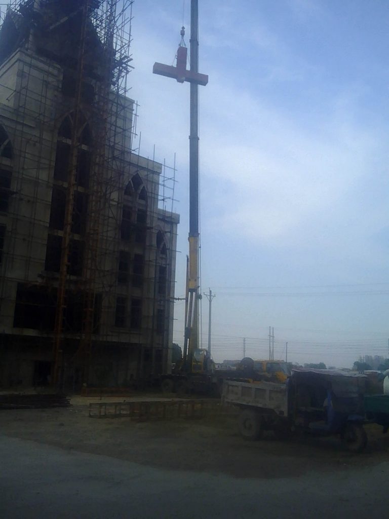 The forcible removal of cross of Shenjiagang Church in Long’an, Anyang, Henan. (Photo 5)