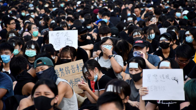 August 22, more than 1,000 Hong Kong middle school students participated in a strike. 