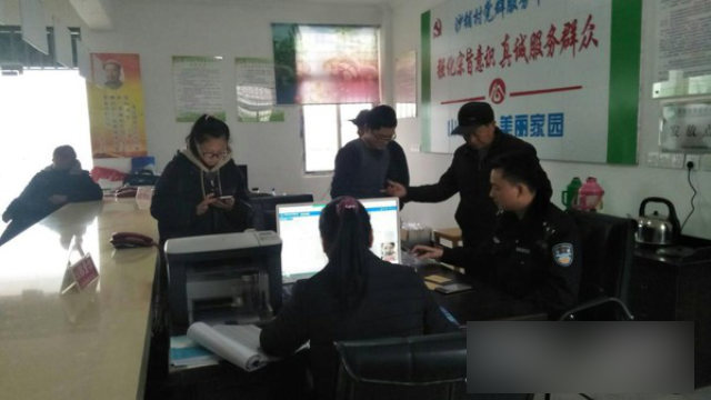 Officers from Qingcao police station in Anhui Province’s Tongcheng city are collecting residents’ DNA samples.