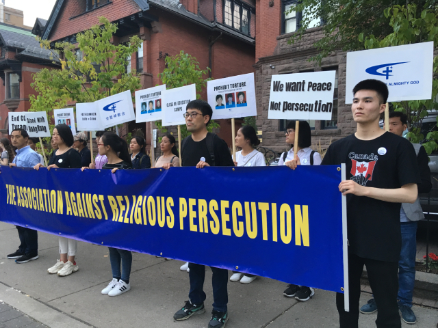 CAG Christians stand in support of Hong Kong’s pro-democracy movement and hold up cardboard signs to criticize the CCP’s atrocities of persecuting Christians. (Photo: ADHRRF)