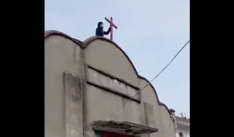 The cross of a meeting venue in the Huaishang district of Anhui’s Bengbu city was being dismantled.