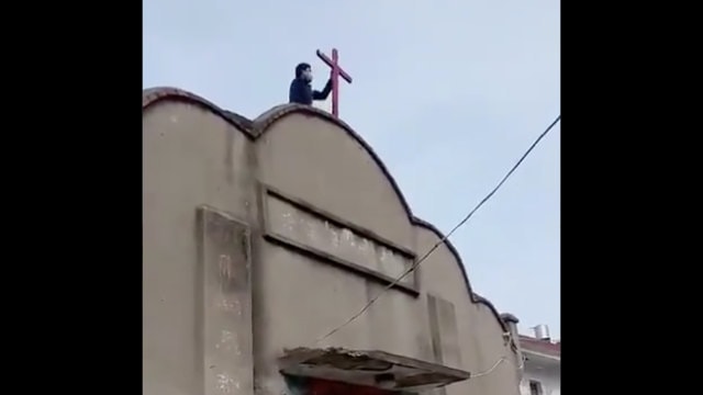 The cross of a meeting venue in the Huaishang district of Anhui’s Bengbu city was being dismantled.