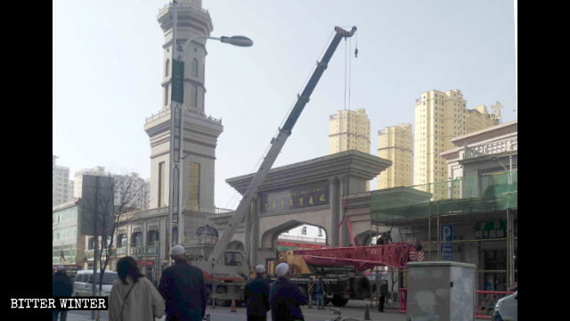 Linxia residents witness the rectification of the Laohua Mosque.