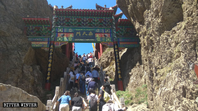 Laojun Mountain Scenic Area in Luanchuan county in Henan Province reopened during the May Day holiday. 