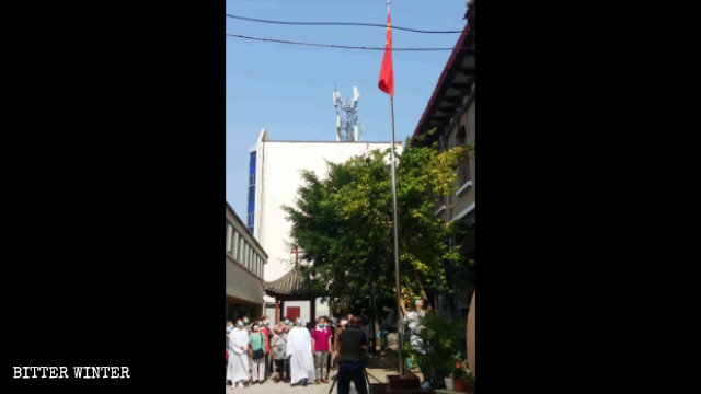 The Lishiting Catholic Church in Kaifeng city held a flag-raising ceremony on June 14.