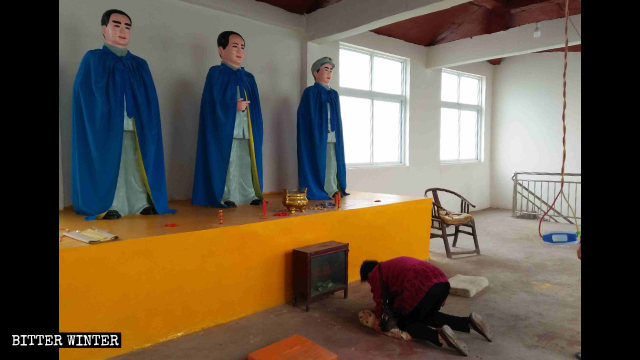 People worship China’s former leaders in the temple’s western courtyard.