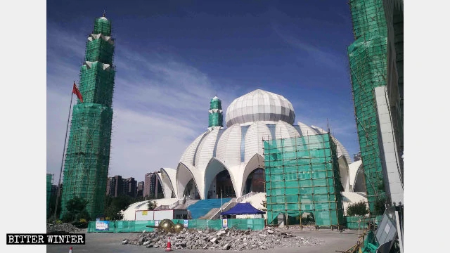 The Yuehai Great Mosque in Yinchuan is being rectified.