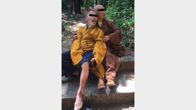 A Buddhist monk was beaten for protecting the temple.