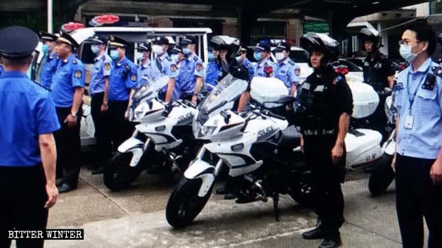 Police officers are getting ready for a raid.