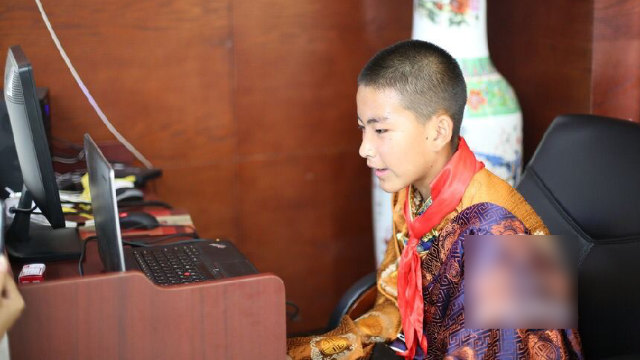 A Tibetan student at the Chanba No. 1 Middle School talks to “Xi’an parents” online.
