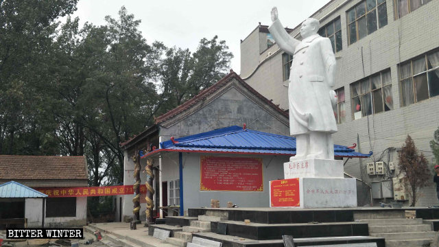 A Mao Zedong statue outside the Chinese Nation’s Ancestor Temple. 