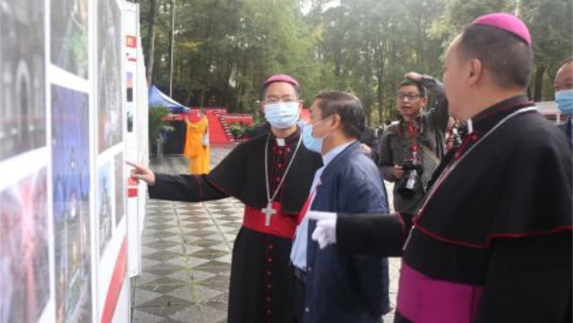 Sichuan Province government leaders and religious community representatives took part in an event “Love Your Country, Religion, and Hometown” to mark the 71st anniversary of the founding of the People’s Republic of China, organized in the provincial capital Chengdu on September 29.