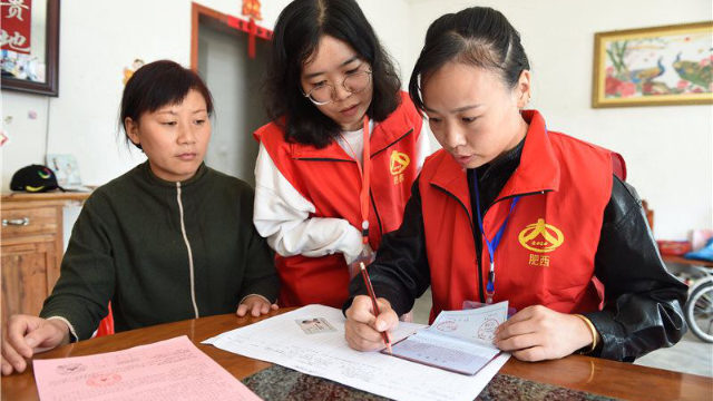 Government employees are registering information in a resident’s home in Anhui’s Hefei city.