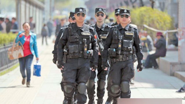 A large number of special police were sent to Xinjiang