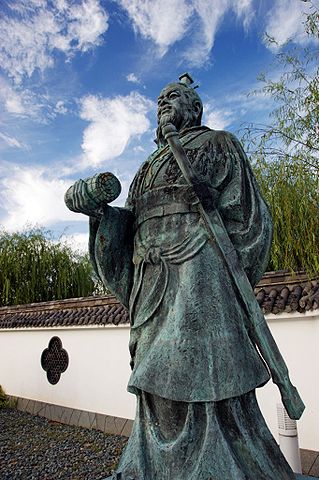 A statue of Sun Tzu.