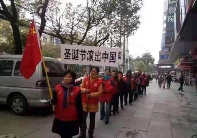 A “spontaneous” protest with banners “Christmas, Get Out of China!”