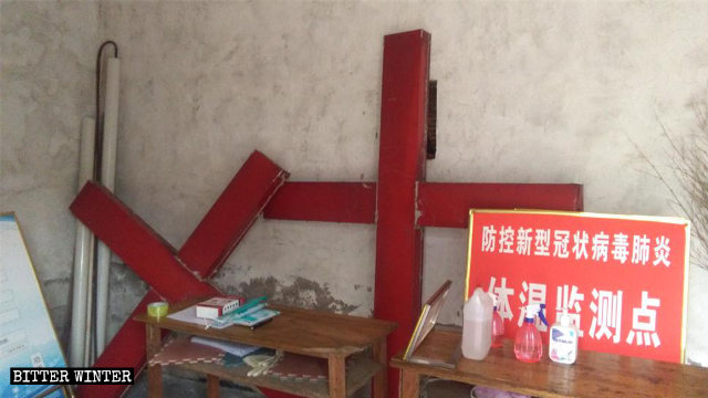 A Three-Self Church in Linyi’s Tancheng county had its crosses removed in August.